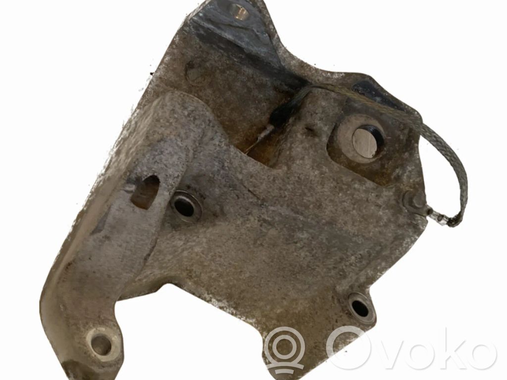 Volvo S60 Engine mounting bracket 