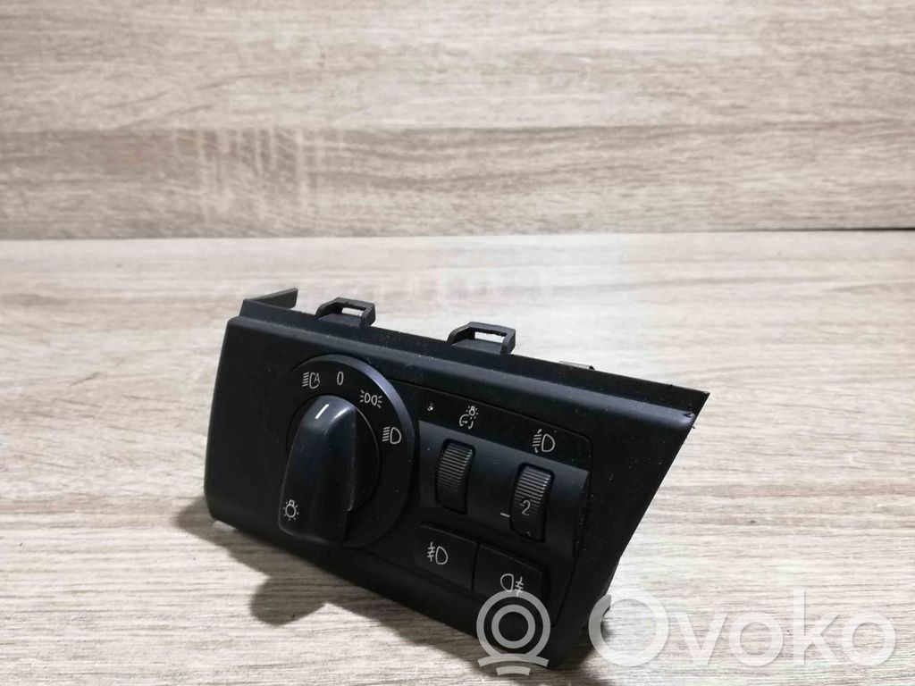 Light switch   3420273