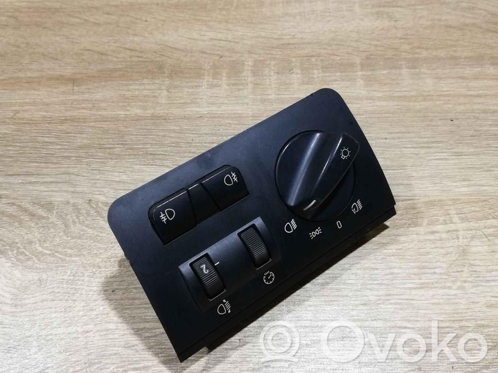 Light switch   6909776