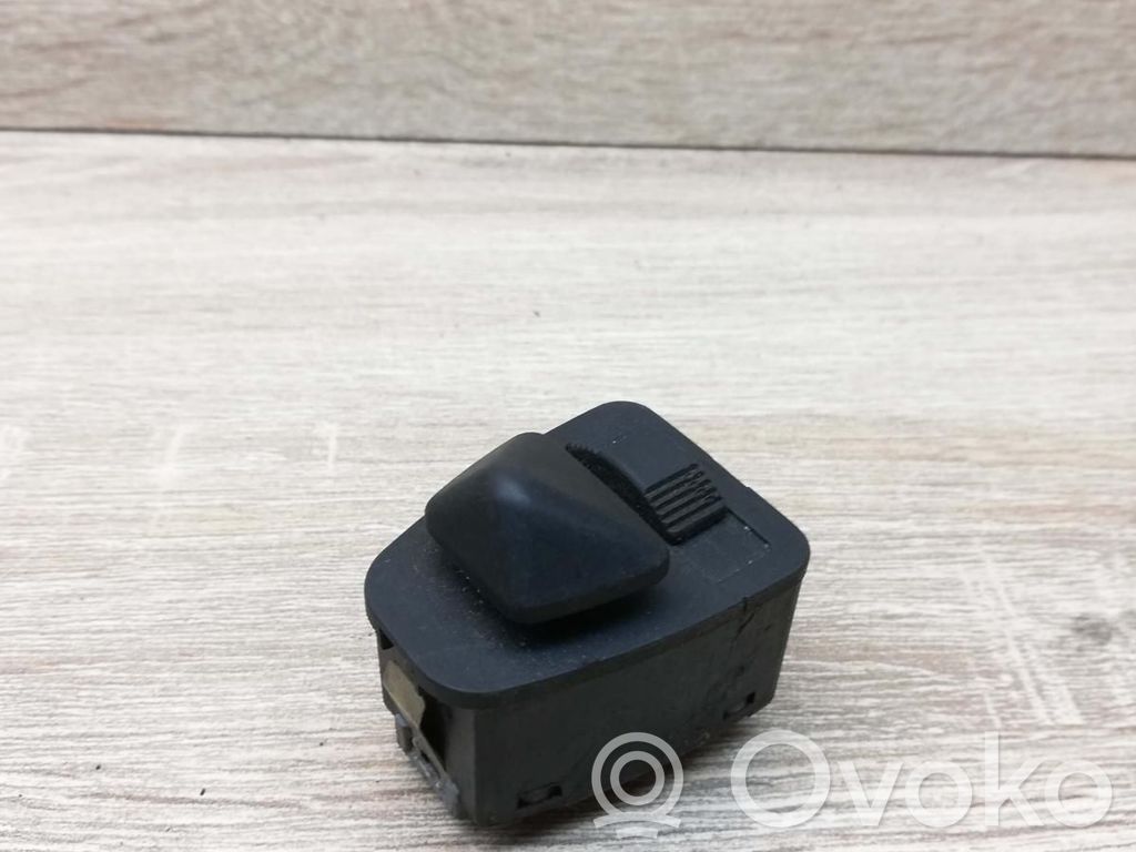 Wing mirror switch   8373692