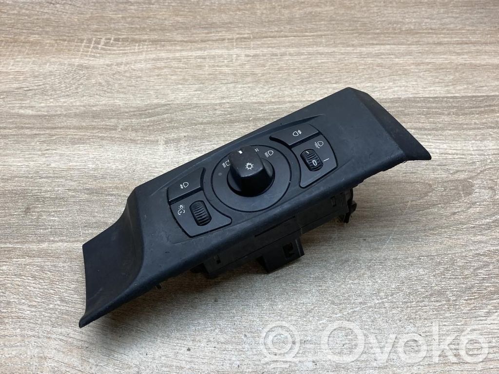 Light switch   6953739