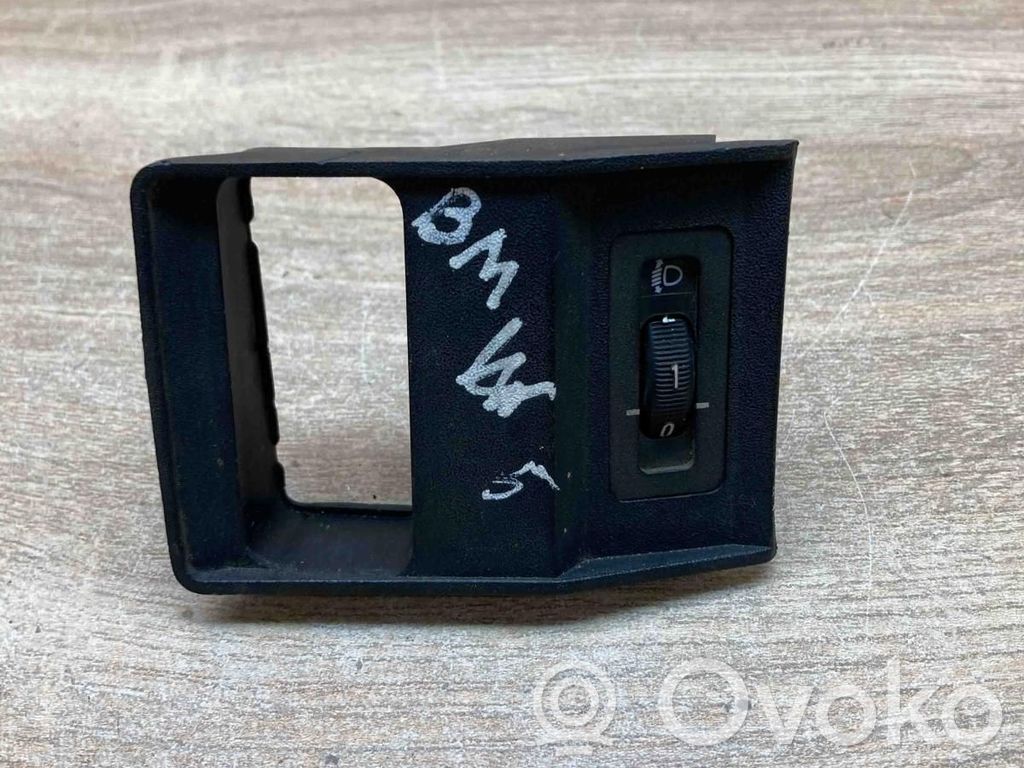 Headlight level height control switch   8351268