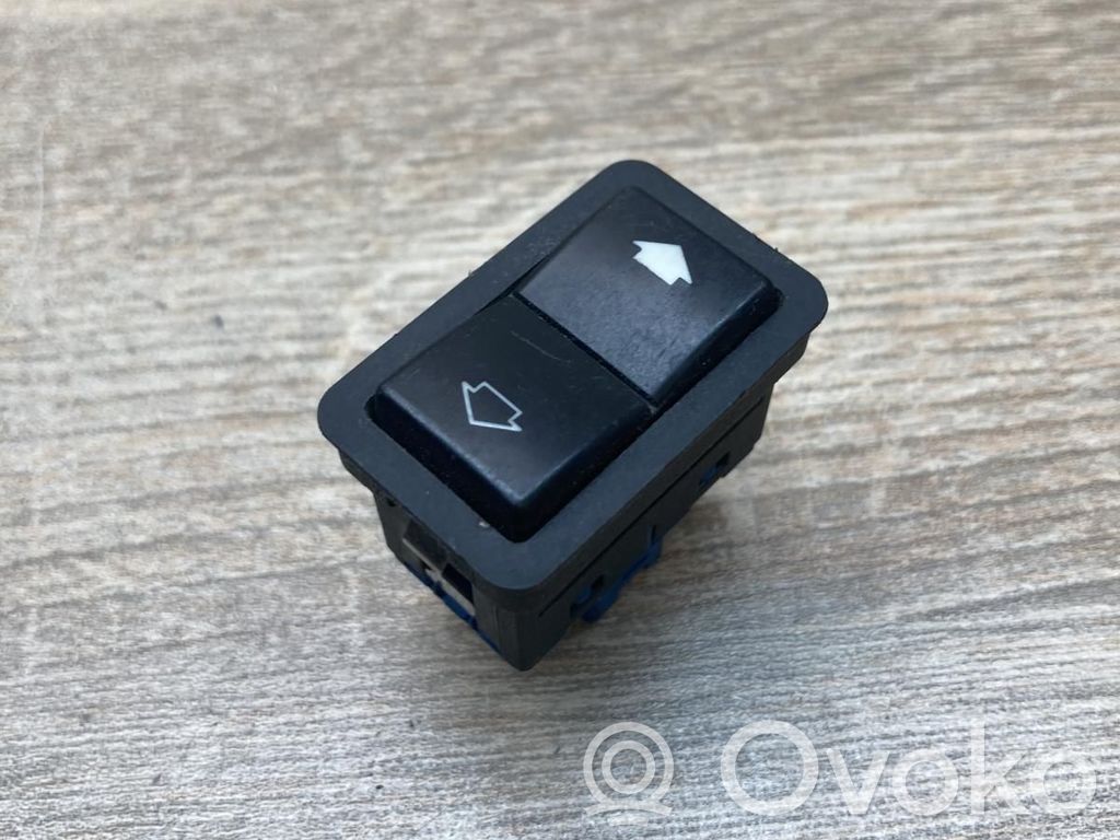 Electric window control switch   8368932