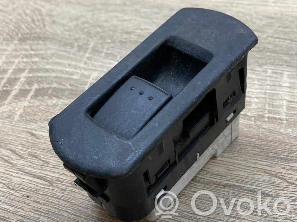 Electric window control switch   CC5166380A