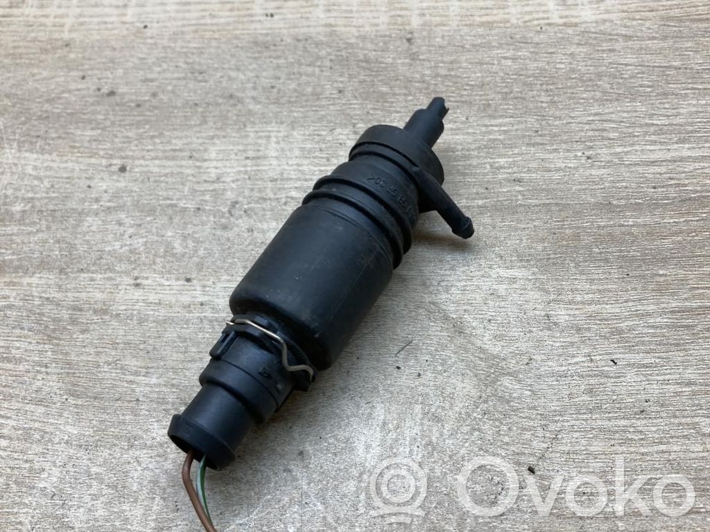 Audi 100 S4 C4 Tuulilasi tuulilasinpesimen pumppu 