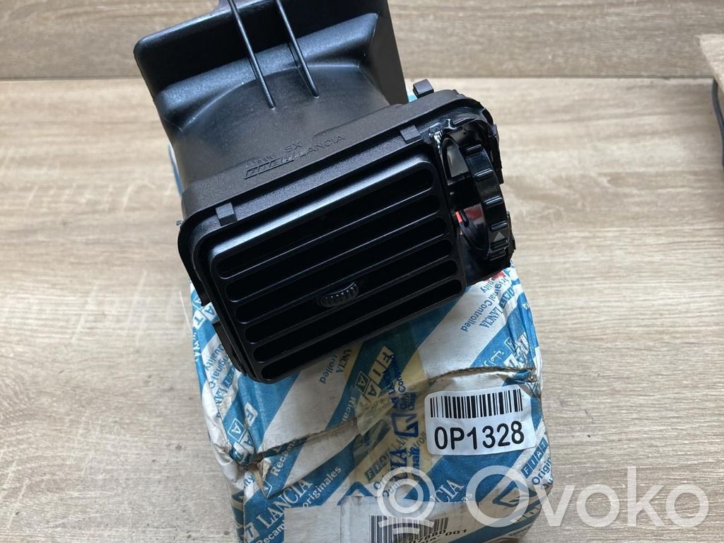 Boczna kratka nawiewu deski rozdzielczej   181507880,221969,0181507880