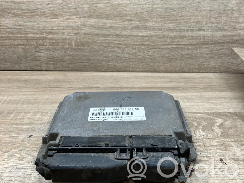 Volkswagen Golf IV Engine control unit/module 