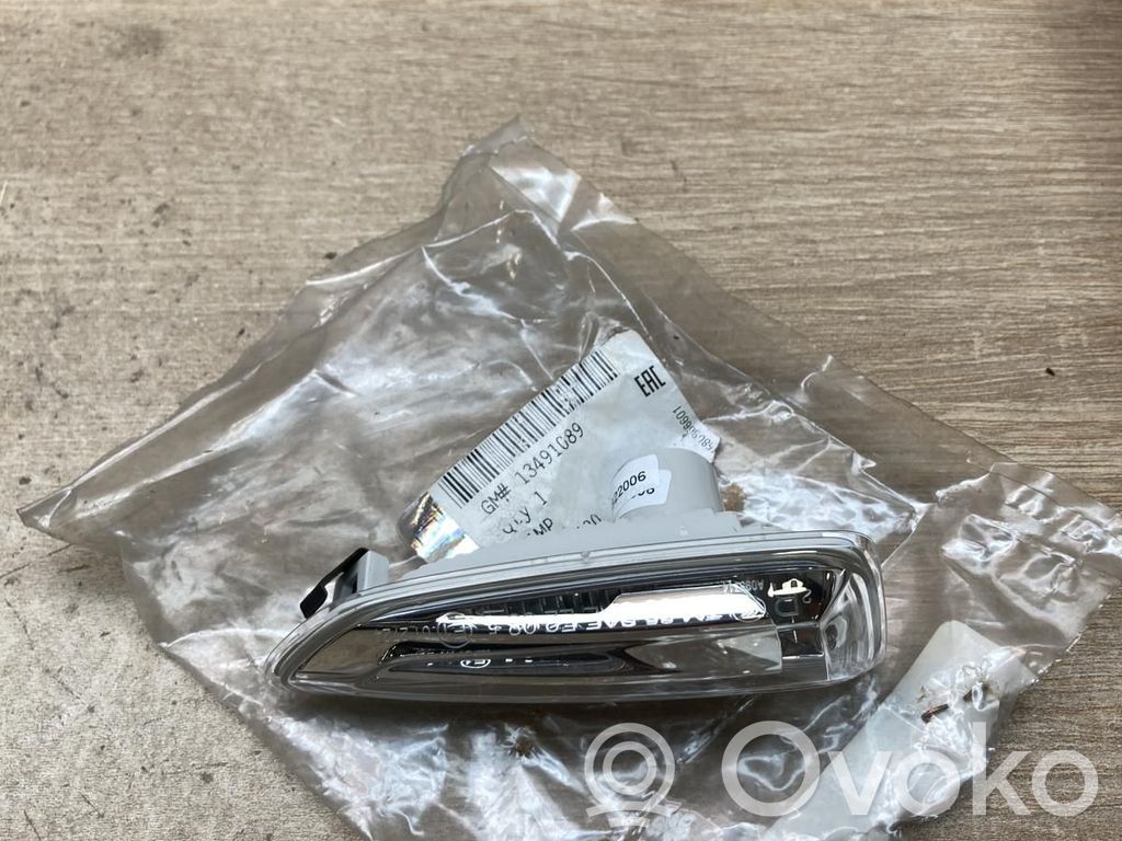 Opel Astra J Semnalizator bară față 