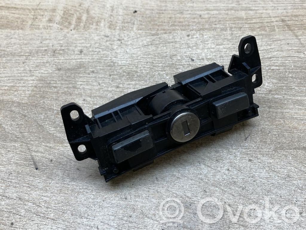 BMW 7 E65 E66 Takaluukun/tavaratilan lukon vastakappale 