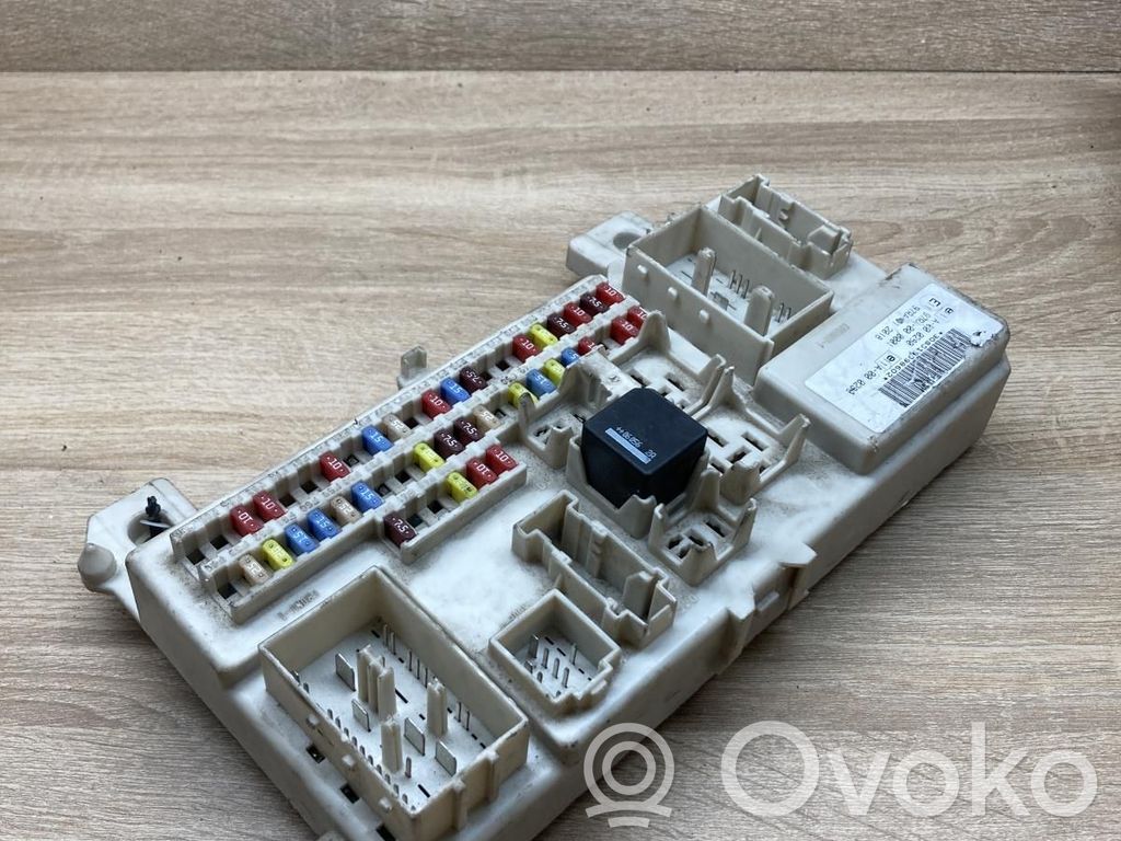 Ford Focus Ramka / Moduł bezpieczników 