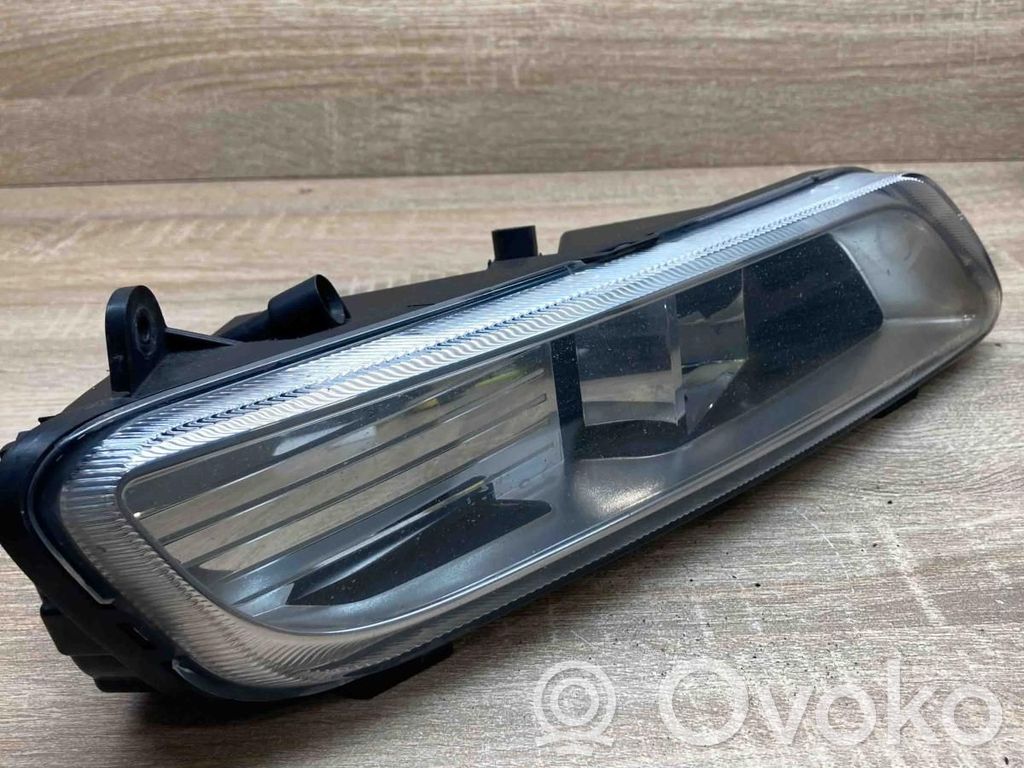 Volkswagen PASSAT B7 Fendinebbia anteriore 