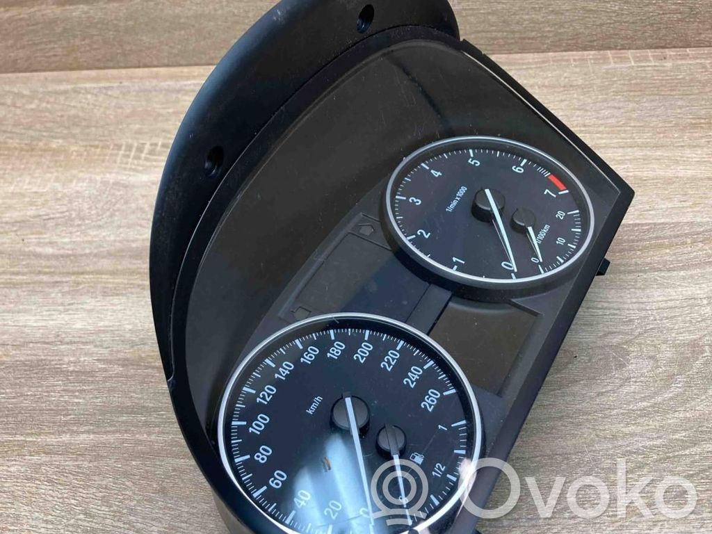 Geschwindigkeitsmesser Cockpit   9242338,676268469