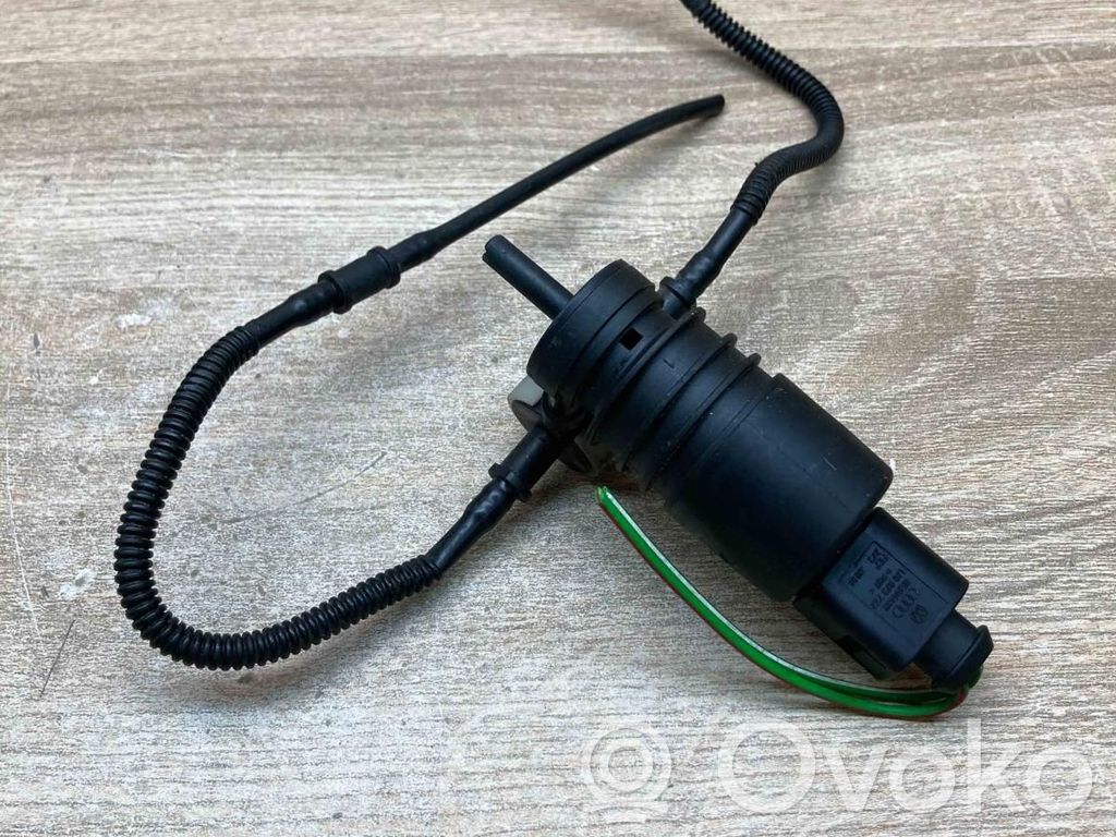 Volkswagen PASSAT B5.5 Windscreen/windshield washer pump 