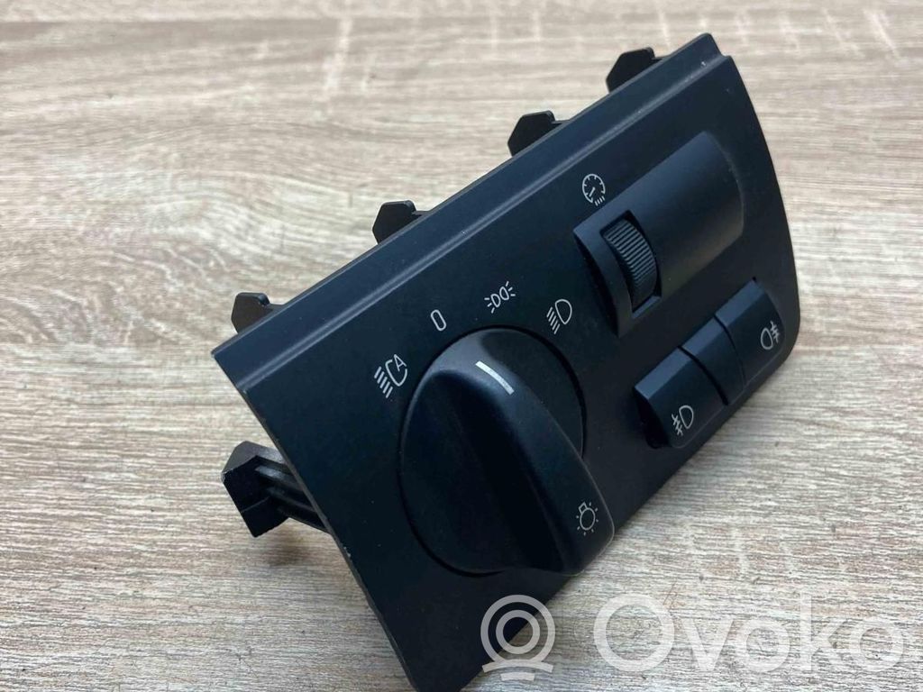 Light switch   6909775