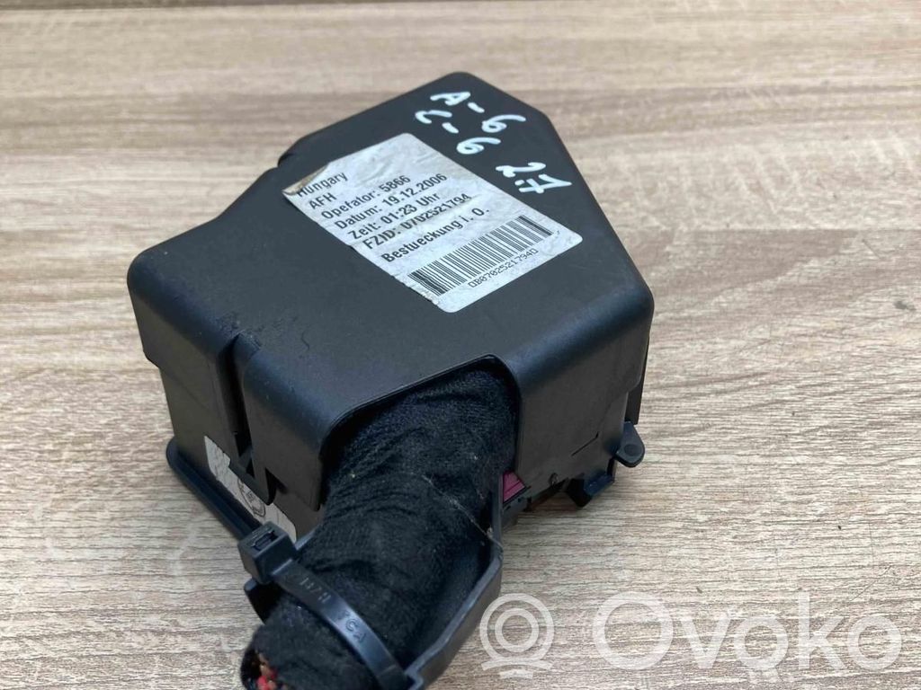 Audi A6 S6 C6 4F Boîte à fusibles 
