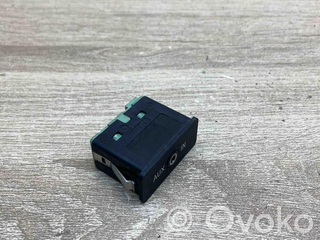 AUX-pistokeliitin   6986791