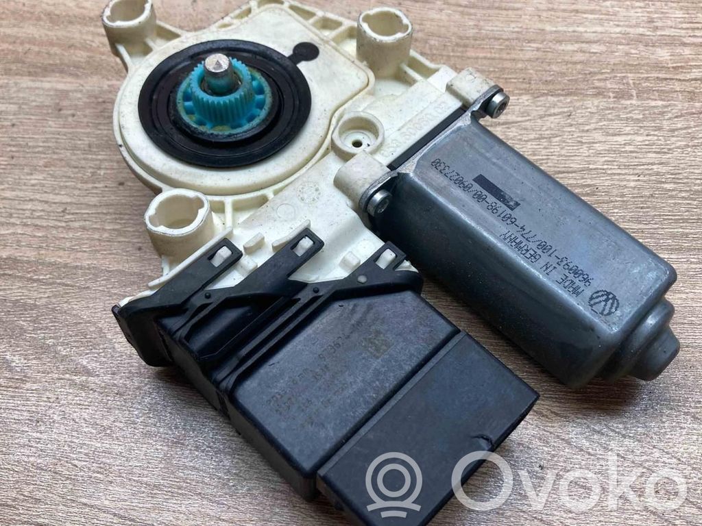 Volkswagen PASSAT B6 Motorino alzacristalli della portiera anteriore 