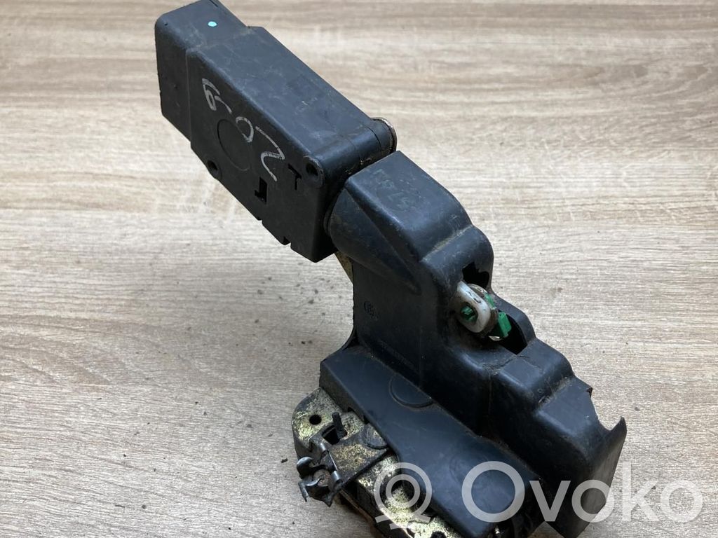 Volvo S80 Priekšpusē slēdzene 