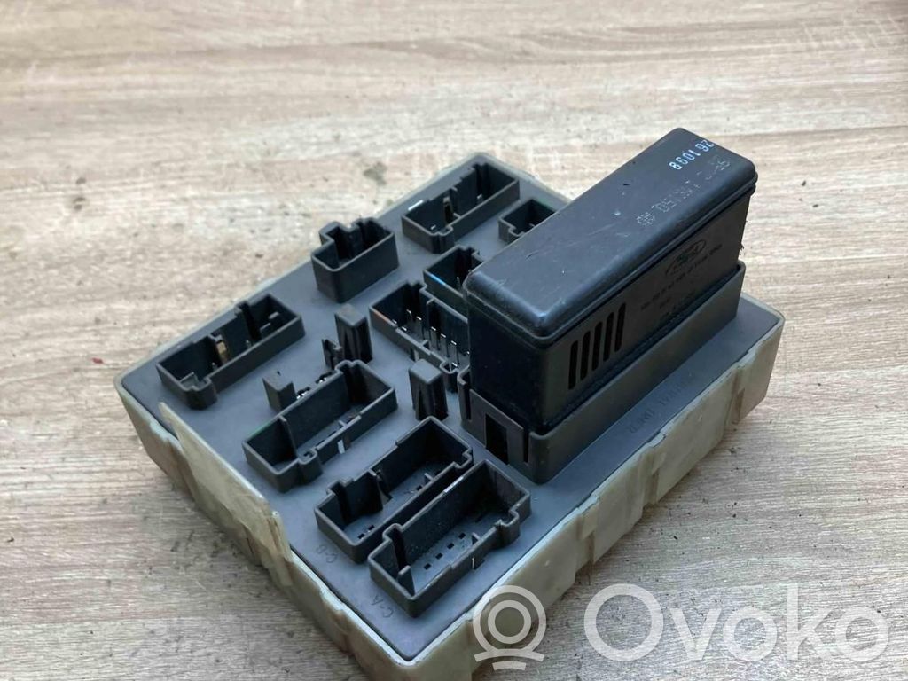 Ford Focus Ramka / Moduł bezpieczników 