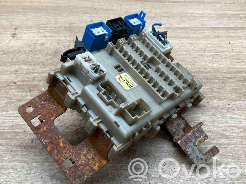 Nissan Almera Tino Ramka / Moduł bezpieczników 