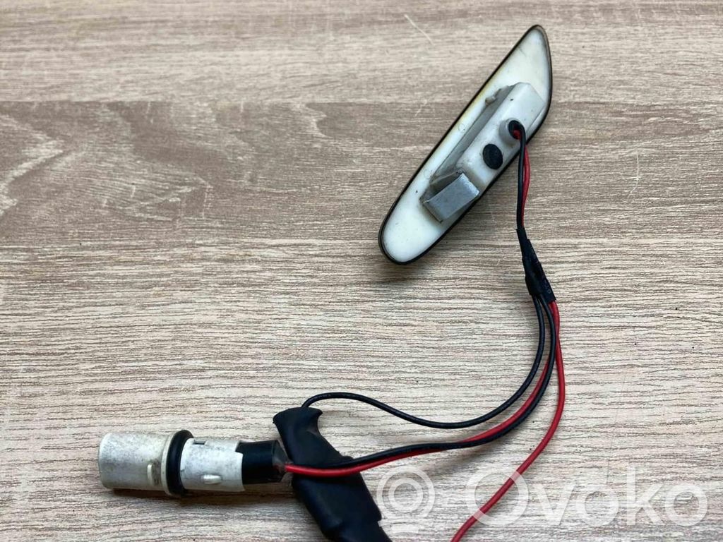 Front fender indicator light   8384104