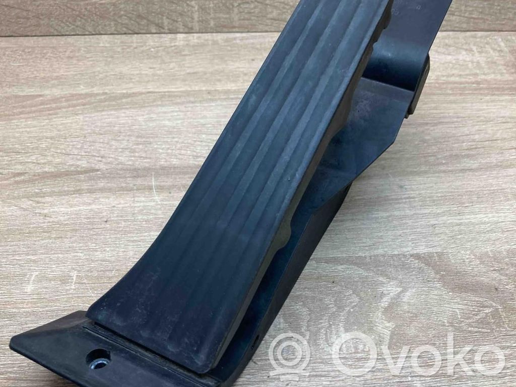 Accelerator throttle pedal   6766930,25916010