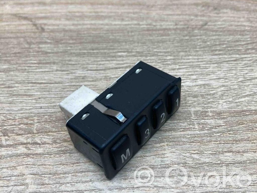 Seat memory switch   8352160