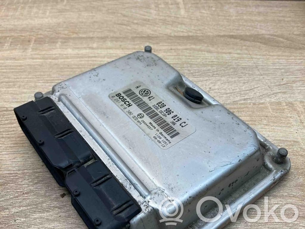 Volkswagen PASSAT B5.5 Unitate control motor/modul ECU 