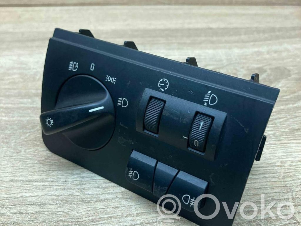 Light switch   6909776