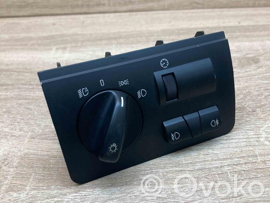 Light switch   6909775