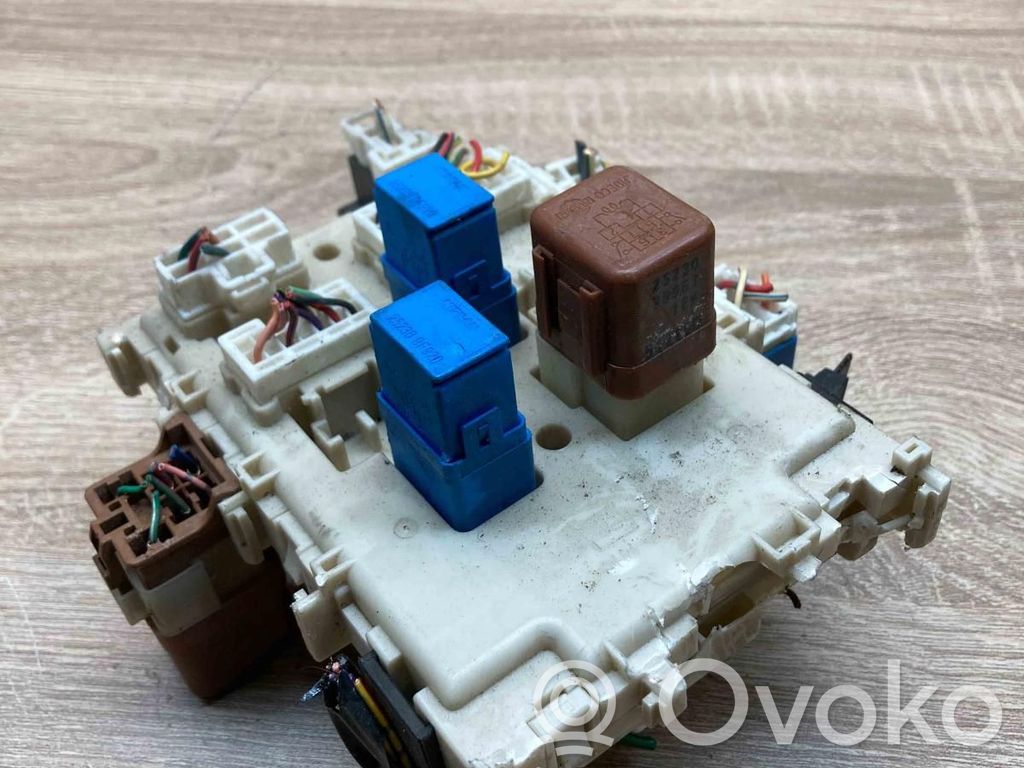 Nissan Primera Ramka / Moduł bezpieczników 
