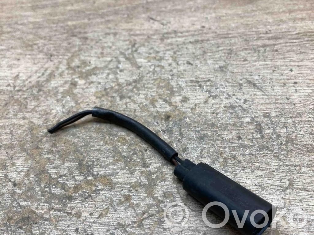 Plug wire   8365385,836538503,19636584