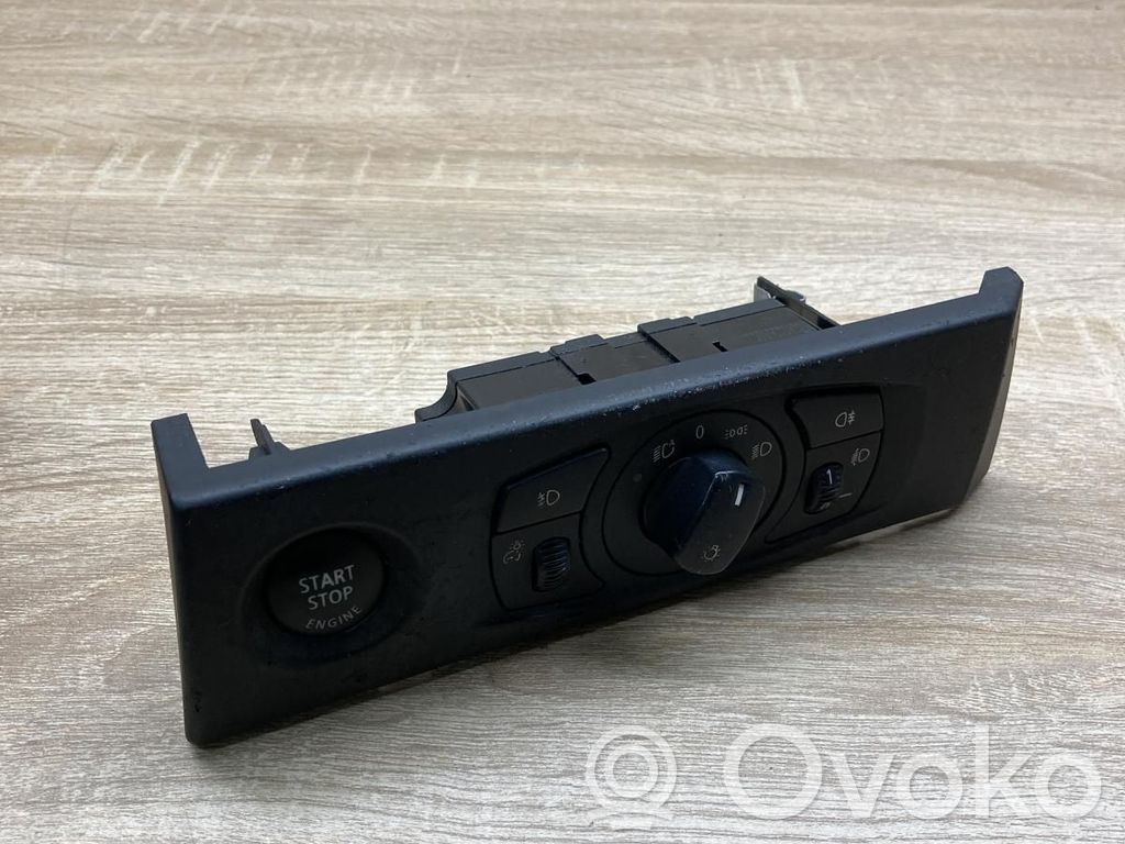Light switch   6953737
