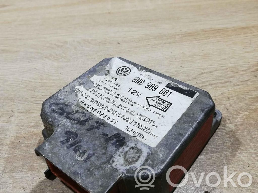 Volkswagen PASSAT B4 Sterownik / Moduł Airbag 