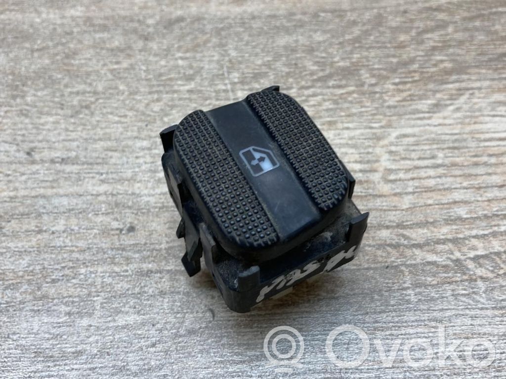 Volkswagen PASSAT B4 Interrupteur commade lève-vitre 