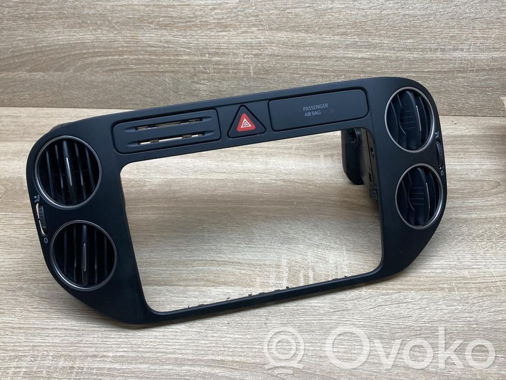 Volkswagen Tiguan Rejilla de ventilación central del panel