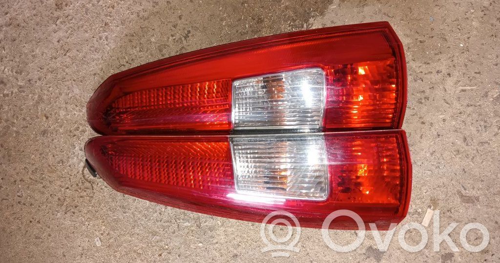 Tailgate rear/tail lights