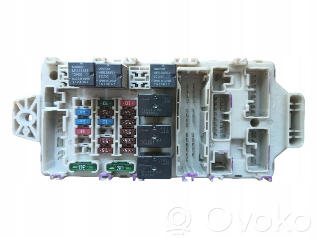 Mitsubishi Grandis Ramka / Moduł bezpieczników 