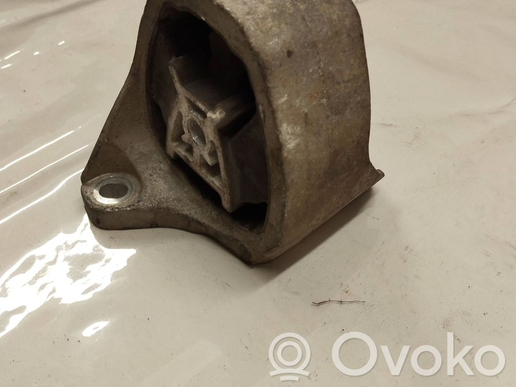 Volvo XC90 Engine mount bracket 
