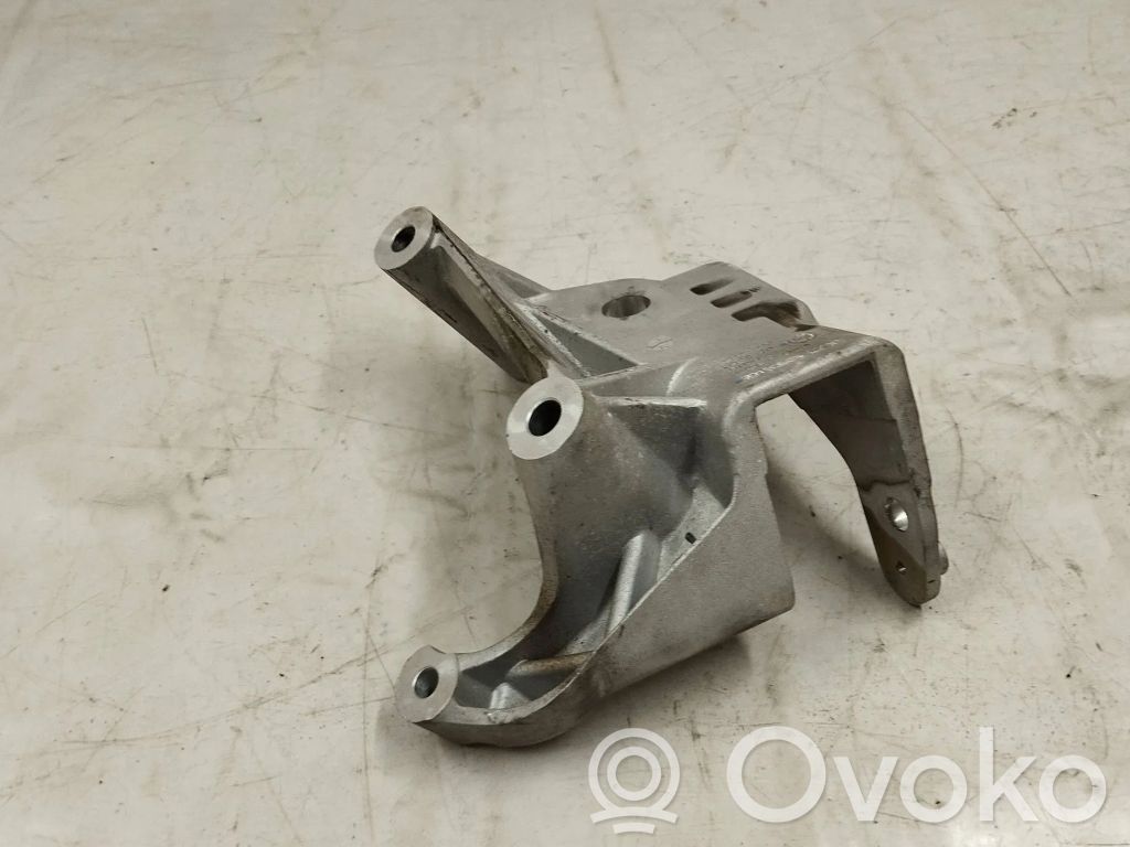 Volvo XC60 Engine mounting bracket 