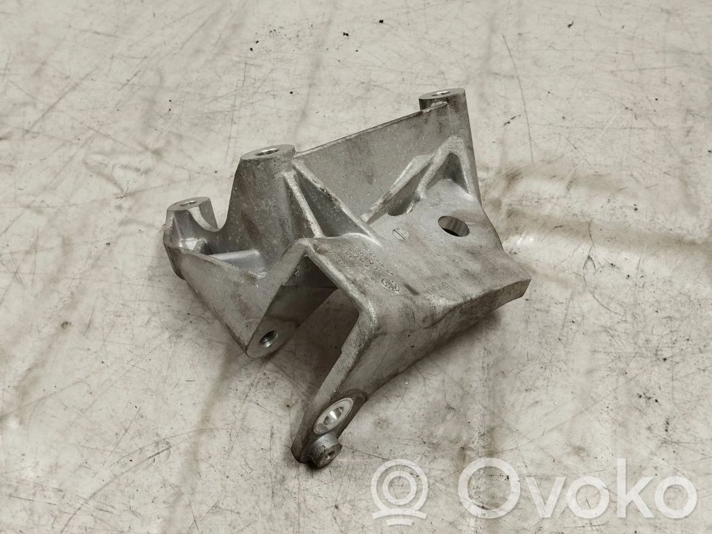 Volvo S90, V90 Engine mounting bracket 