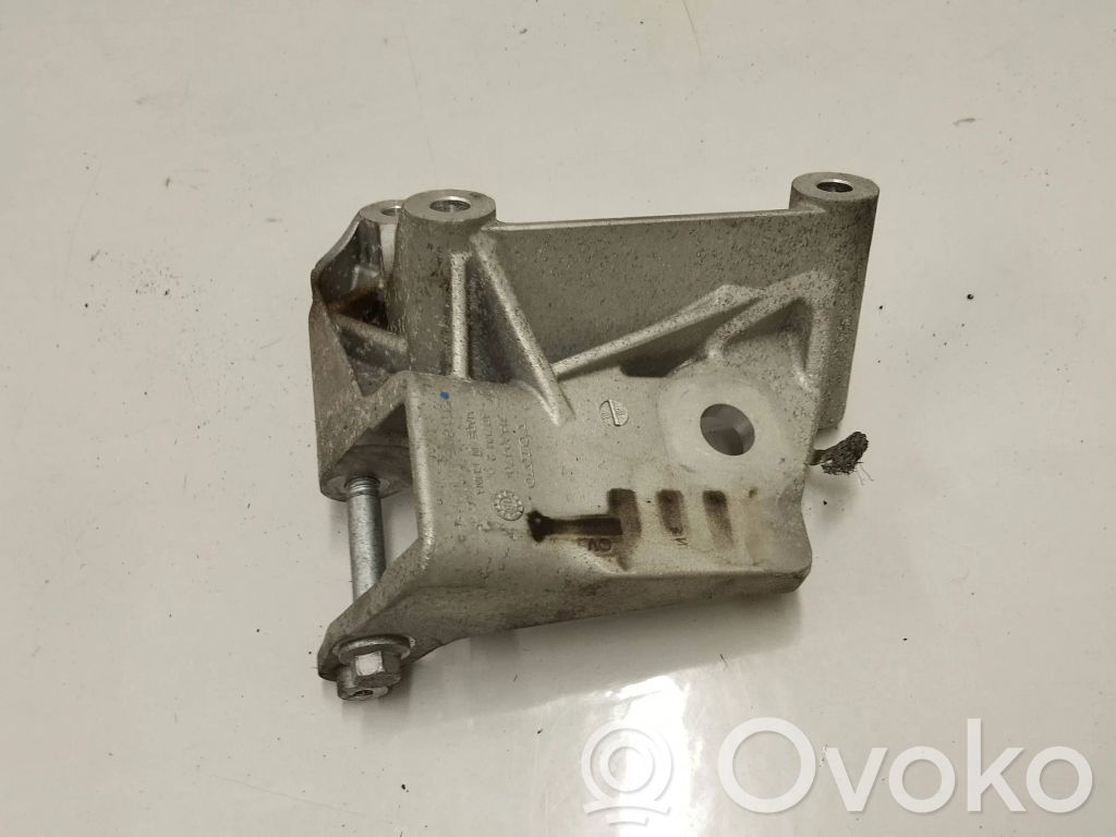 Volvo XC90 Engine mounting bracket 