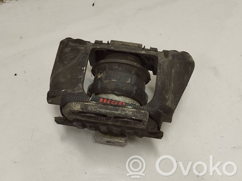 Volvo XC90 Engine mount bracket 