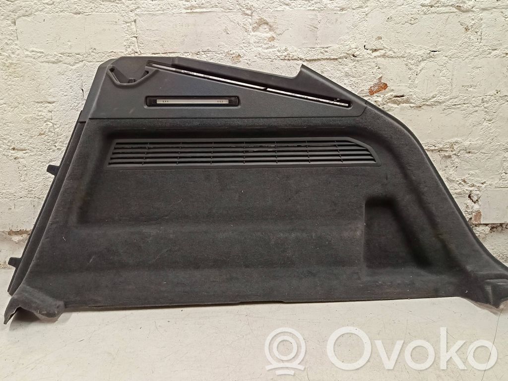 Audi Q8 Boczek / Tapicerka / bagażnika 