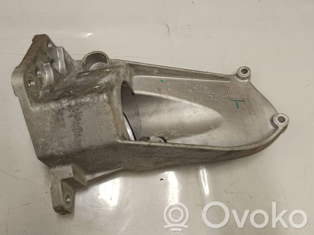 Volvo XC60 Engine mounting bracket 