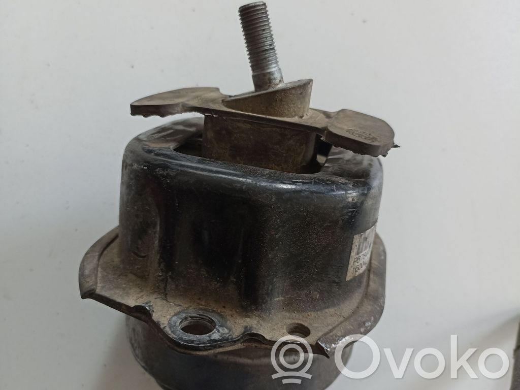 Engine mount bracket   P6784416,16004212