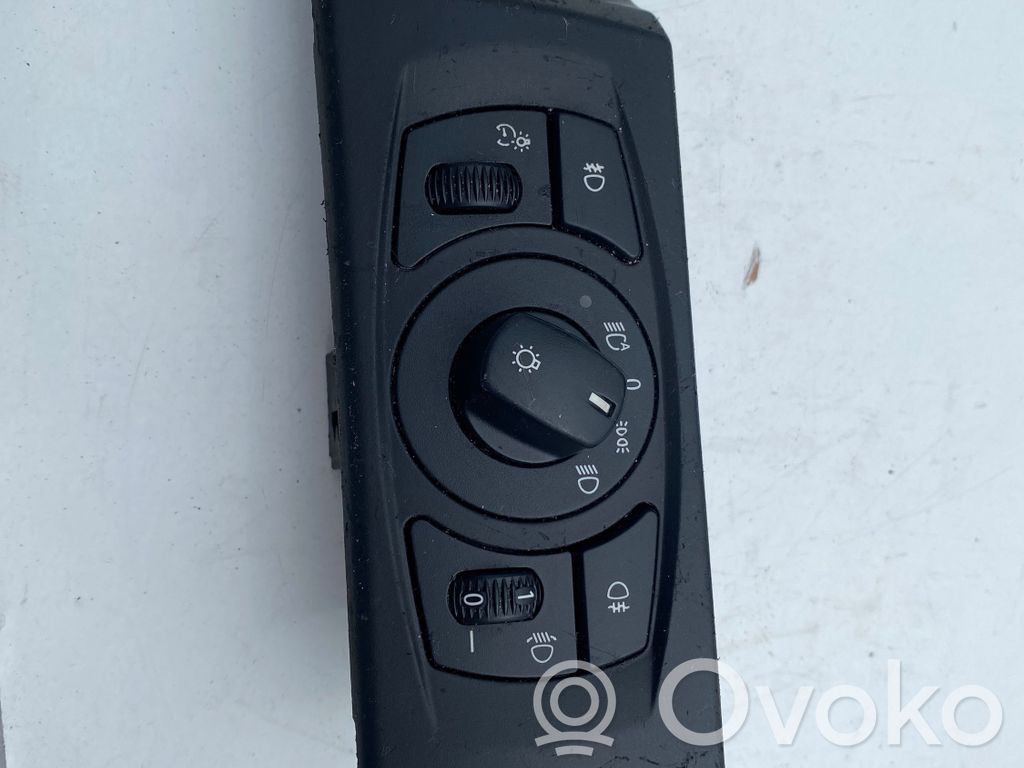 Light switch   6953739,33290203