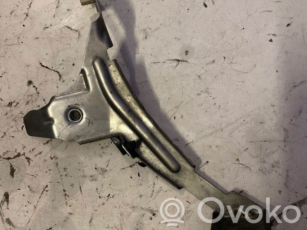 BMW 5 E60 E61 Spārna stiprinājums 