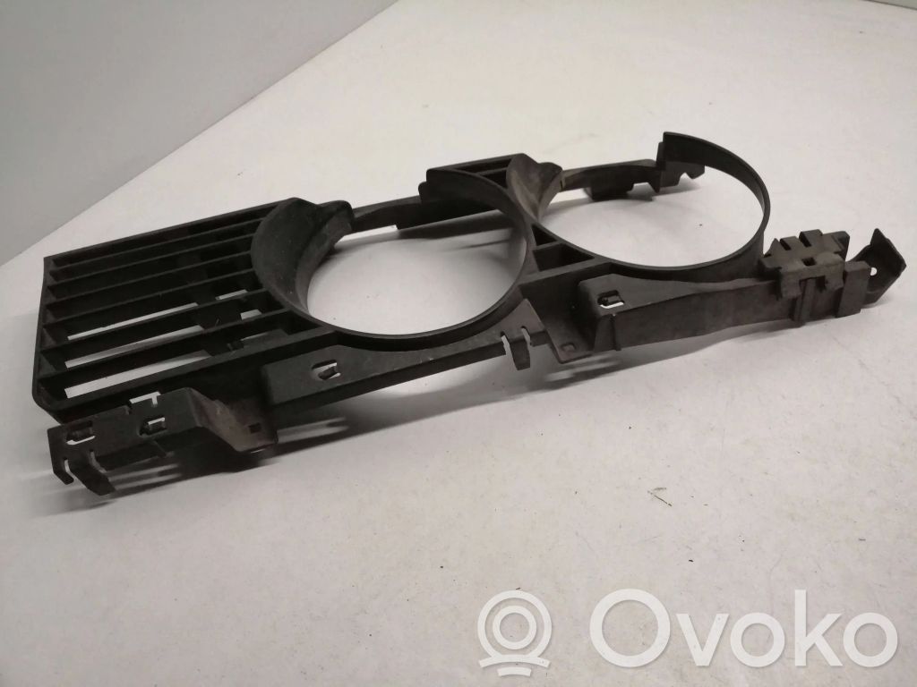 BMW 5 E34 Augšējais režģis 