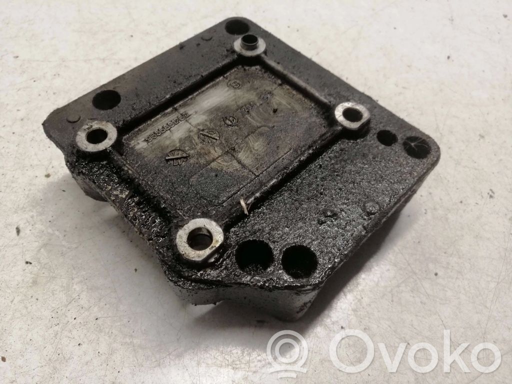 Citroen C3 Engine mounting bracket 